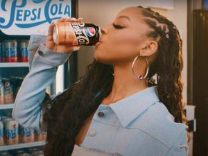 Musikerin Chlöe Bailey trinkt eine Pepsi Cola Soda Shop Musikerin Chlöe Bailey trinkt eine Pepsi Cola Soda Shop