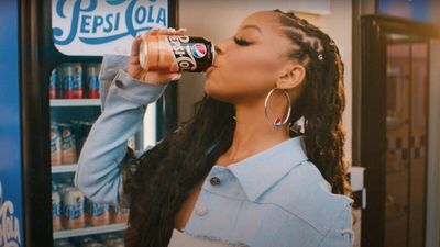Musikerin Chlöe Bailey trinkt eine Pepsi Cola Soda Shop