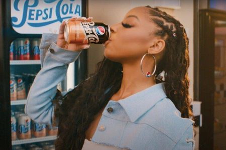 Musikerin Chlöe Bailey trinkt eine Pepsi Cola Soda Shop