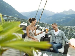 Auch in Südtirol wurde mit dem Hugo 2005 einer der beliebtesten Aperitifs überhaupt erfunden. Schenna ist der perfekte Ort, um ihn zu genießen Auch in Südtirol wurde mit dem Hugo 2005 einer der beliebtesten Aperitifs überhaupt erfunden. Schenna ist der perfekte Ort, um ihn zu genießen
