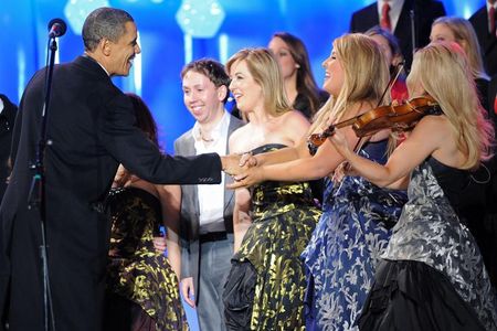 Celtic Woman sind unbestritten ein Musikphänomen unserer Zeit. Mehr als sechs Millionen verkaufte Tonträger, 13 umjubelte US-Tourneen, mehrere Auftritte im Weißen Haus und ausverkaufte Konzerte in aller Welt