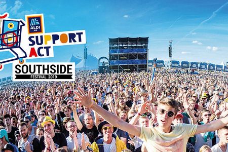 Junge Zielgruppen beim Feiern und Durst loeschen: Aldi Sued eroeffnet erstmals eine Filiale beim Southside-Festival