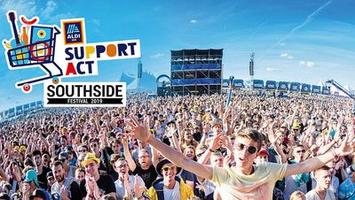 Junge Zielgruppen beim Feiern und Durst loeschen: Aldi Sued eroeffnet erstmals eine Filiale beim Southside-Festival