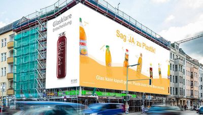 Tolle Aktion von True Fruits in Berlin: Plastik ist super - wenn man es gern auf ewig im Meer schwimmen sehen moechte