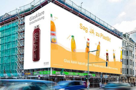 Tolle Aktion von True Fruits in Berlin: Plastik ist super - wenn man es gern auf ewig im Meer schwimmen sehen moechte