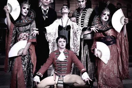 Amanda Palmer zählt zu den aufregendsten interdisziplinären Künstlerinnen der Musikszene. Ihr Schaffen bewegt sich zwischen Theater, Cabaret, Mode, Indie-Musik, Lyrik, Fotografie und Performing Arts. Dabei liegt der Fokus der 35-jährigen Grenzgängerin stets auf neuen Verschmelzungen der unterschiedlichen Kunstformen.