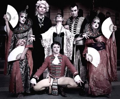 Amanda Palmer zählt zu den aufregendsten interdisziplinären Künstlerinnen der Musikszene. Ihr Schaffen bewegt sich zwischen Theater, Cabaret, Mode, Indie-Musik, Lyrik, Fotografie und Performing Arts. Dabei liegt der Fokus der 35-jährigen Grenzgängerin stets auf neuen Verschmelzungen der unterschiedlichen Kunstformen.