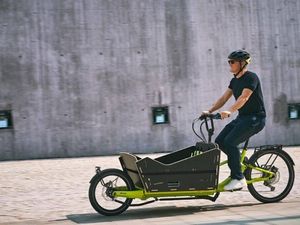 Bastian Schweinsteiger auf seinem Kettler-Lastenrad