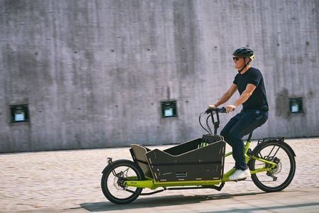 Bastian Schweinsteiger auf seinem Kettler-Lastenrad