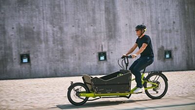 Bastian Schweinsteiger auf seinem Kettler-Lastenrad