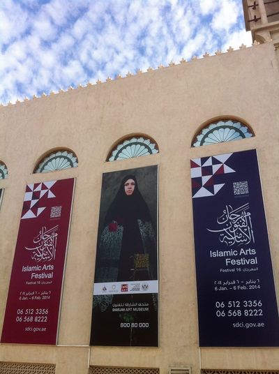 Großzuegige Präsentation des Festivals in Sharjah.