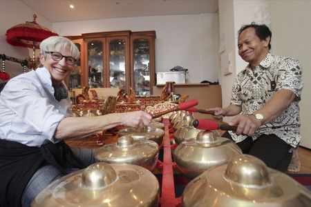 Gemeinsames Musizieren auf Instrumenten des traditionellen Instrumentariums der Inseln Bali und Java steht bei den Senioren-Workshops Kosmos Gamelan im Mittelpunkt