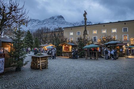 Bei Einbruch der Dunkelheit entfalten die hell erleuchteten Buden auf dem Christkindlmarkt im oberbayerischen Bad Reichenhall ihren ganzen Zauber