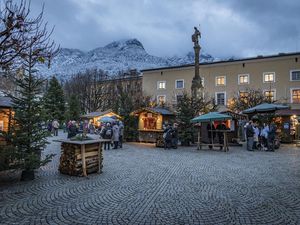 Bei Einbruch der Dunkelheit entfalten die hell erleuchteten Buden auf dem Christkindlmarkt im oberbayerischen Bad Reichenhall ihren ganzen Zauber