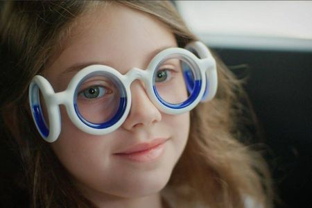 Citroen sollte lieber bessere Autos bauen als Brillen. Kind muss nicht mehr kotzen - dank der Brille