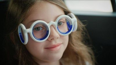 Citroen sollte lieber bessere Autos bauen als Brillen. Kind muss nicht mehr kotzen - dank der Brille