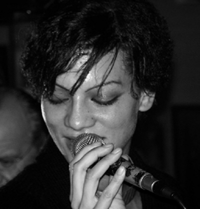 Abwechselnd werden Jazz-Interpretin Alison Degbe und Jemma Endersby die Gaeste der GFDK mit  einem Akustik-Soul-Set unterhalten