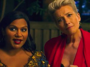 Moderiert wird die Talkshow von Emma Thompson, die bei ihren Mitarbeitern sowie beim Senderchef nicht beliebt ist Moderiert wird die Talkshow von Emma Thompson, die bei ihren Mitarbeitern sowie beim Senderchef nicht beliebt ist