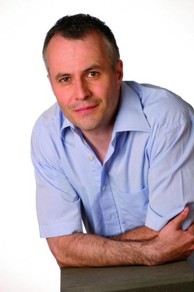 Zu Beginn beamt Frank Jöricke den Leser in die letzten drei Jahrzehnte, also in die 80er und 90er und die sogenannten 00er-Jahre hinein und identifiziert jeweils eine Art Dekaden-Zeitgeist