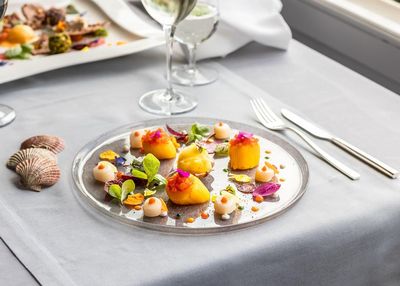 Die Jakobsmuscheln mit Safran, Paprikasoße und Kalamansi-Sorbet sind Teil der Gourmetküche von Frank Oerthle aus dem Tessiner Restaurant Galleria Arté al Lago