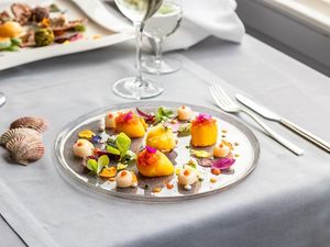 Die Jakobsmuscheln mit Safran, Paprikasoße und Kalamansi-Sorbet sind Teil der Gourmetküche von Frank Oerthle aus dem Tessiner Restaurant Galleria Arté al Lago Die Jakobsmuscheln mit Safran, Paprikasoße und Kalamansi-Sorbet sind Teil der Gourmetküche von Frank Oerthle aus dem Tessiner Restaurant Galleria Arté al Lago