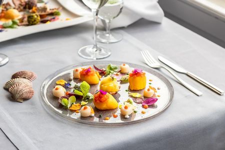Die Jakobsmuscheln mit Safran, Paprikasoße und Kalamansi-Sorbet sind Teil der Gourmetküche von Frank Oerthle aus dem Tessiner Restaurant Galleria Arté al Lago