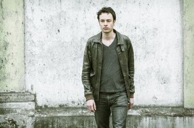 Jon Mesek ist ein deutscher Singer-Songwriter aus Muenchen