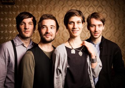 2010 veröffentlichte die Alin Coen Band ihr Debüt-Album Wer bist du