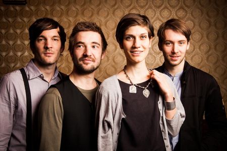 2010 veröffentlichte die Alin Coen Band ihr Debüt-Album Wer bist du
