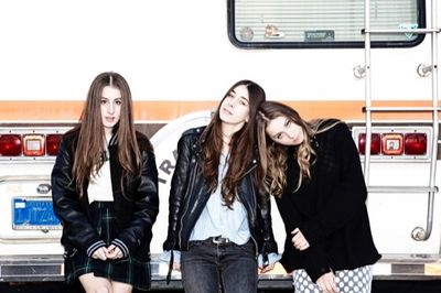 Haim verschmelzen Popeinfluesse mit Rockattitüde, Rockgitarren mit leichtfuessigen Tanzrhythmen
