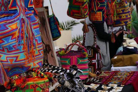 Selbstgewebte Taschen, bunte Tuecher, handgemachter Schmuck, auf dem Hippymarket an der Punta Arabí auf Ibiza