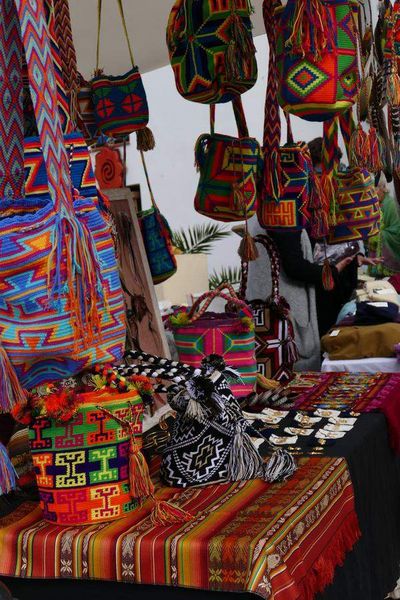 Selbstgewebte Taschen, bunte Tuecher, handgemachter Schmuck, auf dem Hippymarket an der Punta Arabí auf Ibiza