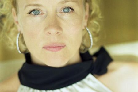 Theater München: Sibylle Berg und Katja Riemann  „Vielen Dank für das Leben!“ - Eine Performance mit Musik von Mary Ocher und Bildern von Heta Multanen
