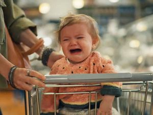 Eltern Albtraum: Schreiendes Kind im Supermarkt Eltern Albtraum: Schreiendes Kind im Supermarkt