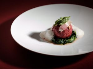 Kreativ und bodenständig, leicht zuzubereiten und trotzdem ein Hingucker – Maximilian Moser, Sternekoch des Hotel Vier Jahreszeiten Starnberg in Oberbayern, teilt das Rezept seiner Rote-Bete-Knödel Kreativ und bodenständig, leicht zuzubereiten und trotzdem ein Hingucker – Maximilian Moser, Sternekoch des Hotel Vier Jahreszeiten Starnberg in Oberbayern, teilt das Rezept seiner Rote-Bete-Knödel