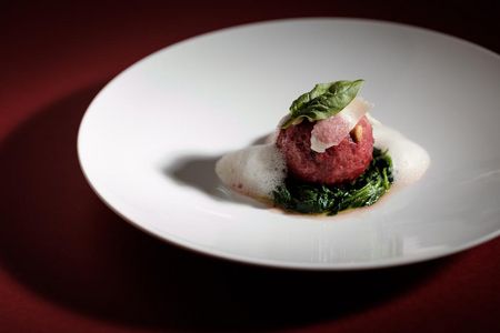 Kreativ und bodenständig, leicht zuzubereiten und trotzdem ein Hingucker – Maximilian Moser, Sternekoch des Hotel Vier Jahreszeiten Starnberg in Oberbayern, teilt das Rezept seiner Rote-Bete-Knödel