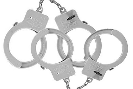 Die Twitter-Nutzer machen sich ihre Gedanken zu der Verhaftung des Audi Chefs und gestalten unter anderem das Audi-Logo schon mal neu als Handschellen