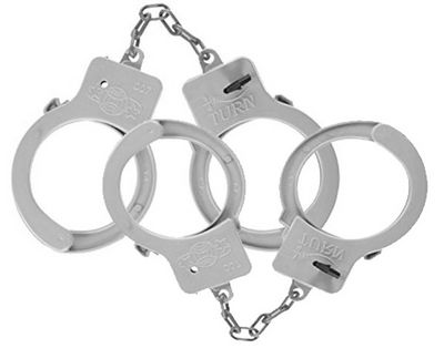 Die Twitter-Nutzer machen sich ihre Gedanken zu der Verhaftung des Audi Chefs und gestalten unter anderem das Audi-Logo schon mal neu als Handschellen