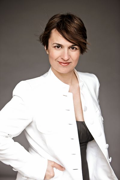 Zwölf Solisten des Hamburger Opernensembles sowie die spanische Mezzosopranistin Maite Beaumont, die lange Zeit im Ensemble war und nun als Gast wieder kommt, treten am 1. Dezember 2012 bei einem Konzert zu Gunsten der Deutschen Muskelschwund-Hilfe e.V. in der Hamburgischen Staatsoper auf.