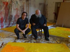 Dirk Geuer mit Kuenstler mit Hermann Nitsch