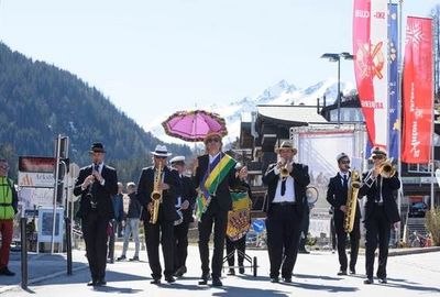 Tirol im Groove, die Marching Band um Markus Linder sorgt waehrend des alljaehrlichen New Orleans meets Snow Festivals fuer Feelgood-Sounds in St. Anton am Arlberg und seinem Skigebiet