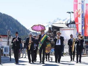Tirol im Groove, die Marching Band um Markus Linder sorgt waehrend des alljaehrlichen New Orleans meets Snow Festivals fuer Feelgood-Sounds in St. Anton am Arlberg und seinem Skigebiet Tirol im Groove, die Marching Band um Markus Linder sorgt waehrend des alljaehrlichen New Orleans meets Snow Festivals fuer Feelgood-Sounds in St. Anton am Arlberg und seinem Skigebiet