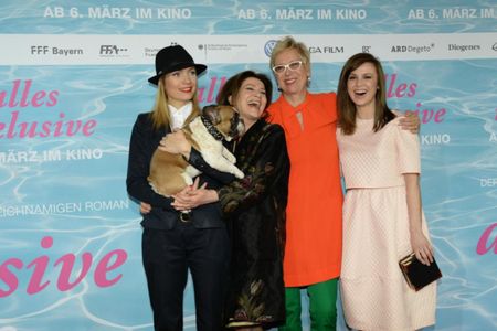 Premierenfeier Alles Inklusive - Nadja Uhl ist auf den Hund gekommen. Hannelore Elsner, Doris Doerrie, Natalia Avelon