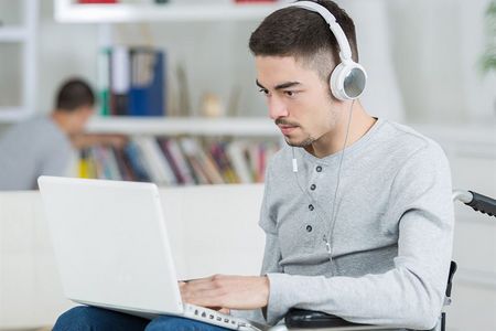 Studieren mit Handicap - das flexible Fernstudium der SRH Fernhochschule macht es moeglich
