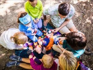 Im Rahmen von Schennas Kreativer Naturwerkstatt basteln Kinder kleine Schaetze aus Naturmaterialien Im Rahmen von Schennas Kreativer Naturwerkstatt basteln Kinder kleine Schaetze aus Naturmaterialien