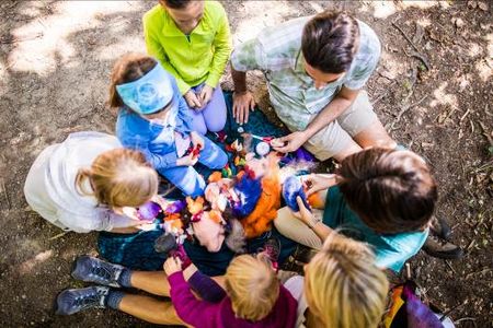 Im Rahmen von Schennas Kreativer Naturwerkstatt basteln Kinder kleine Schaetze aus Naturmaterialien
