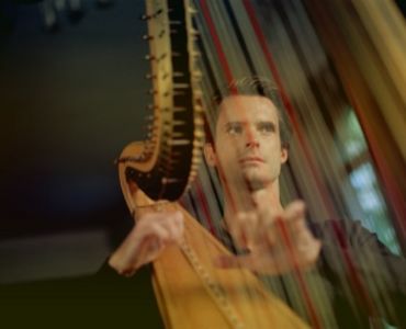 Der franzoesische Harfenist Xavier de Maistre spielt mit Floetistin Magali Mosnier und dem Mozarteumorchester Mozart