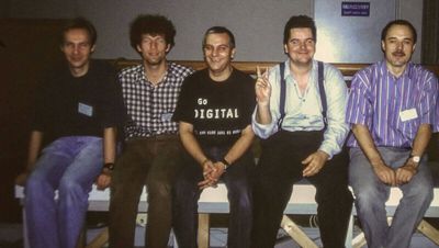 Das Art+Com-Quartett Axel Schmidt, Joachim Sauter, Gerd Grüneis, Pavel Mayer (v.l., im Jahr 1994) hat Terravision entwickelt. Rechts im Bild Andreas Bläse von der Deutschen Telekom