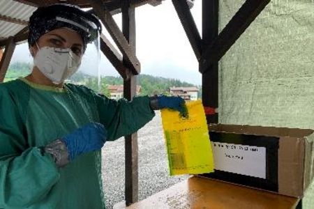 Erst checken, dann arbeiten – in der Region Wilder Kaiser werden Mitarbeiter von Beherbergungsbetrieben woechentlich in zwei Screening-Straßen auf COVID-19 getestet