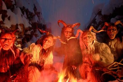 Die Prozession in St. Anton am Arlberg gilt dank besonders schauriger Masken und Feuerspektakel als Geheimtipp im Alpenraum